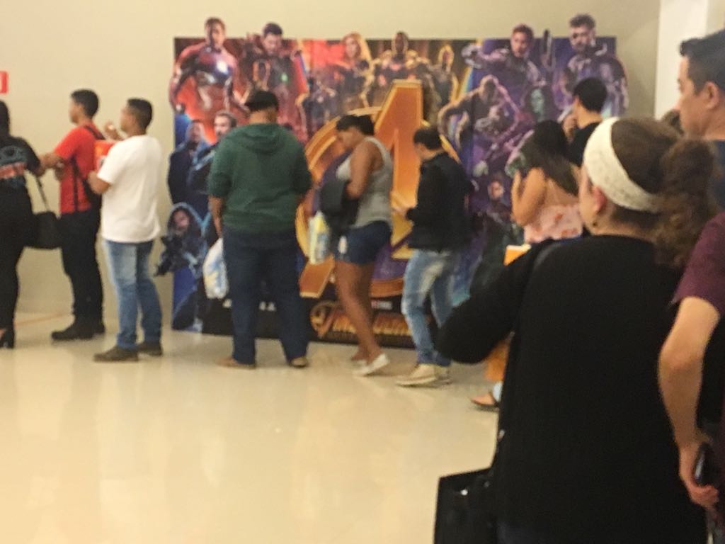 Fãs aguardando na fila para assistir o filme - Ingrid Rocha