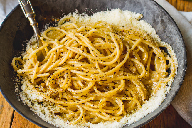 Outra versão da massa é este espaguete com pimenta-do-reino moída e queijo parmesão ralado. - Roberto Seba/CLAUDIA