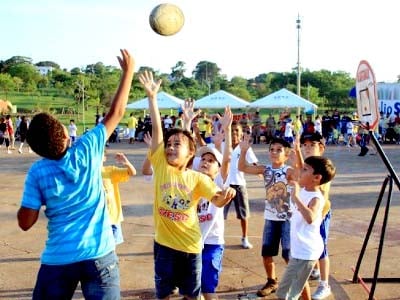 Crianças desenvolvem várias atividades recreativas -