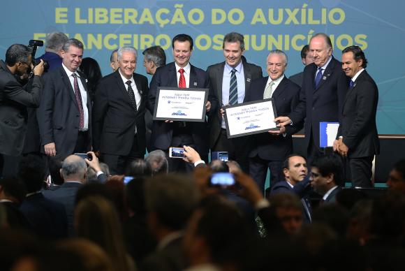 A solenidade de assinatura com o ministro das Comunicações, Gilberto Kassab, contou com a presença do presidente da República, Michel Temer - Divulgação