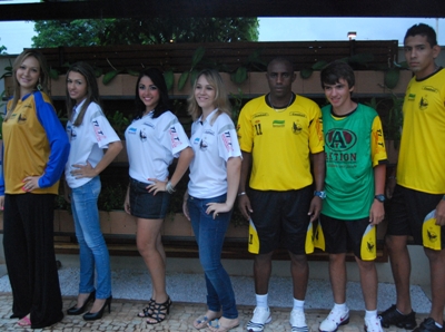 Jogadores e modelos apresentaram os uniformes de treino e da comissão técnica -