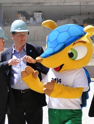 Jérôme Valcke ao lado do mascote da Copa, no -