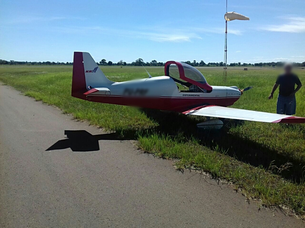 O avião ficou às margens da pista - Reprodução