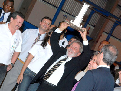 Lula recebe escultura do relógio central de Três Lagoas em celulose -