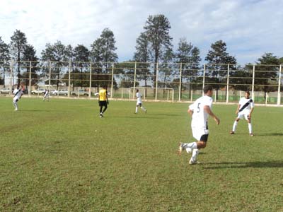 O gramado do estádio ?Carecão? estava com muita lama, devidos às chuvas - O gramado do estádio ?Carecão? estava com muita lama, devidos às chuvas -