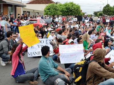 Protesto de sábado reuniu cerca de 200 pessoas no centro de Três Lagoas -