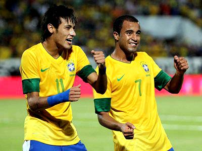 Neymar (esq.) e Lucas comemoram um dos gols sobre a China -