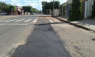 Empresa não concluiu obra de instalação de rede de esgoto e deixou buracos na rua Oscar Guimarães  - Edis Carlos/JP