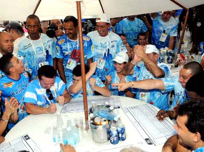 Integrantes da Beija-Flor comemoram o título do Carnaval carioca - Integrantes da Beija-Flor comemoram o título do Carnaval carioca -