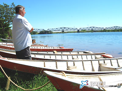 O presidente da colônia de Jupiá, Milton Duarte, assim como os 600 colegas pescadores, não pode trabalhar e não sabe quando receberá o seguro-desemprego -