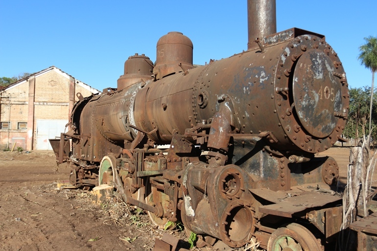 Antiga locomotiva desativada compõe cenário da área da NOB, na região central de Três Lagoas. - Hugo Leal/JPNEWS