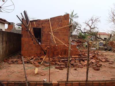 O cômodo dos fundos desta casa foi destruido e matou a mulher -