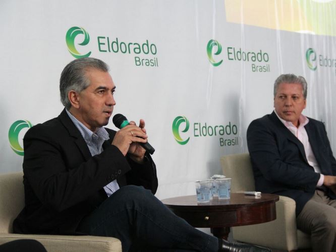 Reinaldo Azambuja (à esquerda), durante evento com José Carlos Grubisich, participa de solenidade em Três Lagoas na segunda-feira  - Arquivo/JP