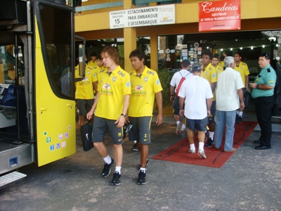 Jogadores saem para treinar por volta das 16h30 -