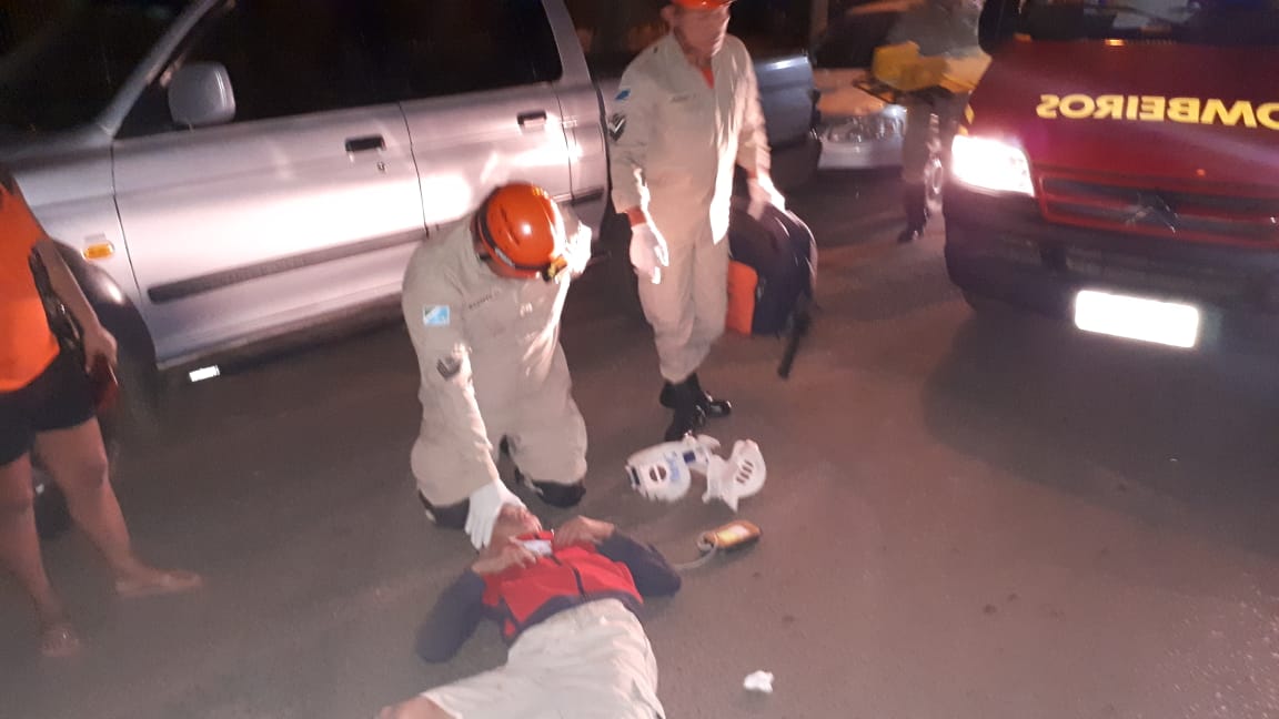 Adolescente é socorrido por soldados do Corpo de Bombeiros - Reprodução