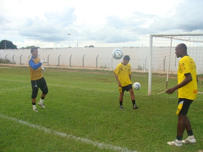 Goleiro Francis (esq.), Cleuber e Cleber já treinaram ontem com o grupo -
