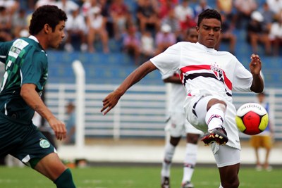 O meia Dener do São Paulo (dir.) disputa jogada durante a partida contra o Juventude -