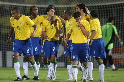 Jogadores do Brasil comemoram o segundo gol diante do Paraguai marcado por Nilmar (9) -