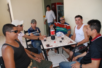 Wilson, ao centro de óculos escuros, com os amigos bebendo refrigerante -