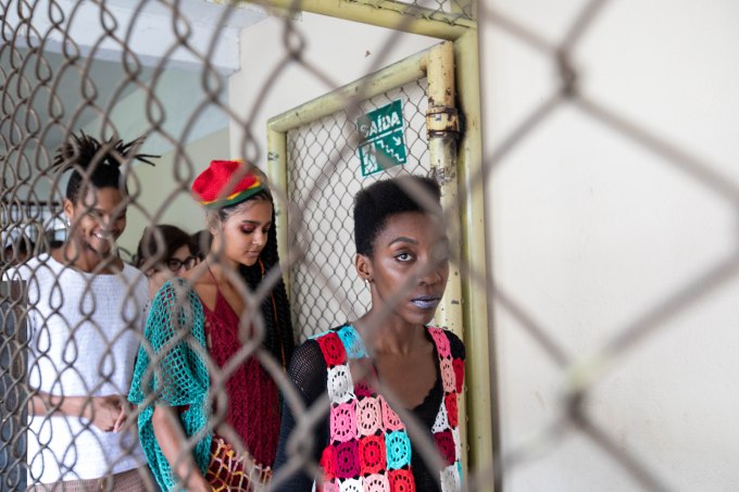 Uma coleção feita por detentos vai desfilar na SPFW Uma coleção feita por detentos vai desfilar na SPFW