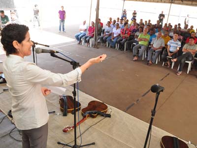 Márcia Moura discursa para presidiários na entrega dos instrumentos musicais -