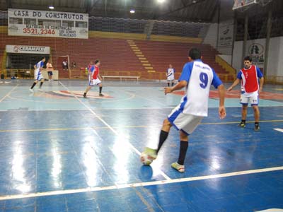 O time treinou durante toda a semana com o intuito de corrigir os erros - O time treinou durante toda a semana com o intuito de corrigir os erros -