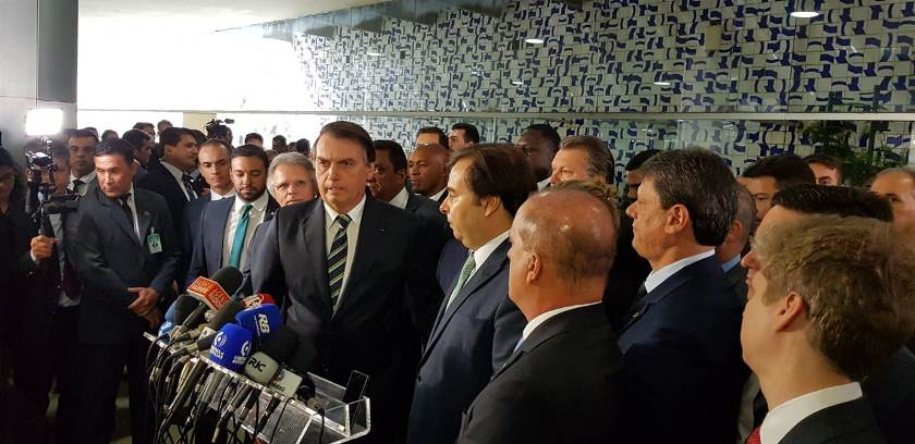 Jair Bolsonaro (ao centro) apresenta e entrega projeto de reforma das leis de trânsito a deputados - Márcia Paravizzi/JP