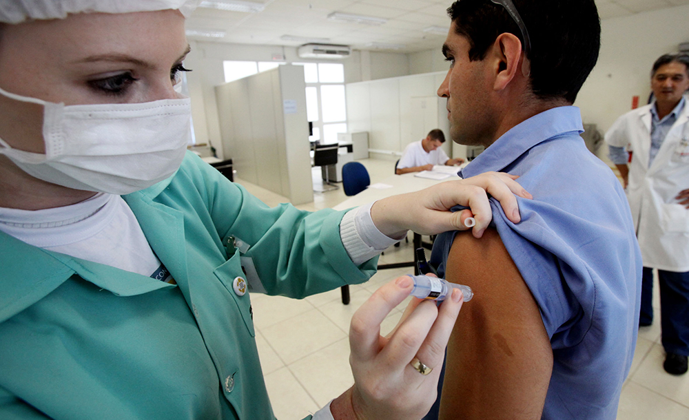 Mês de maio foi escolhido para o início da aplicação das doses porque o período antecede a maior incidência de gripe e outras doenças respiratórias - Divulgação/Assessoria Mês de maio foi escolhido para o início da aplicação das doses porque o período antecede a maior incidência de gripe e outras doenças respiratórias - Divulgação/Assessoria