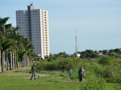 Equipe é composta por um biólogo, um agrônomo, tratoristas e operadores de roçadeiras manuais e coleta de lixo - Divulgação