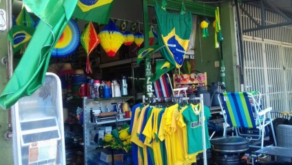 Produtos expostos em loja à espera de torcedores da seleção - Ana Cristina Santos/JPNews Produtos expostos em loja à espera de torcedores da seleção - Ana Cristina Santos/JPNews