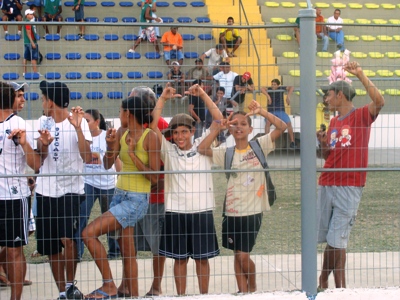 Os primeiros torcedores entraram no estádio Arthur Marinho -