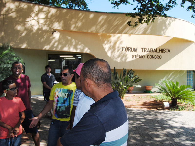 Trabalhadores demitidos participaram de manifestação em frente ao Fórum Trabalhista  - Elias Dias/JP