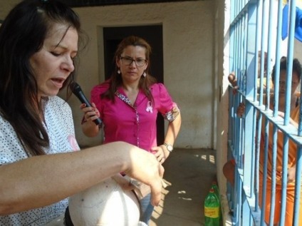 A palestra foi ministrada pela enfermeira Raquel Amaral, que destacou e orientou as custodiadas sobre o autoexame - Divulgação