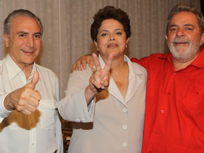 O vice-presidente eleito Michel Temer, ao lado de Dilma e do presidente Lula na noite da eleição -