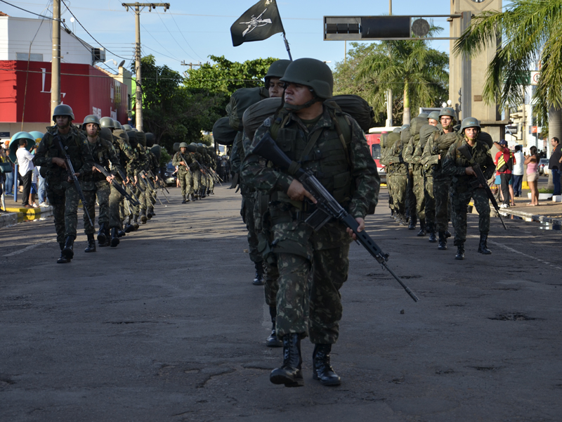 Militares pararam área central da cidade - Laila Rebecca/JP