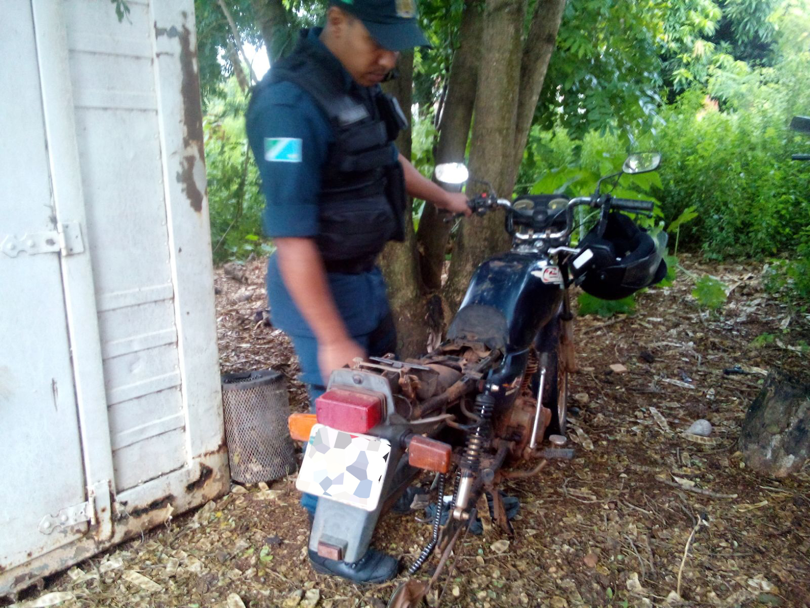 Moto foi encontrada em um terreno baldio, no bairro Santa Rita  - Claudio Junior/TVC