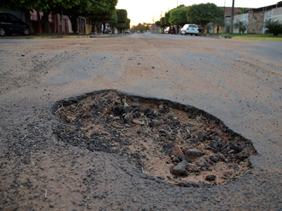 Serviço de tapa-buracos é insuficiente em muitas vias da cidade -