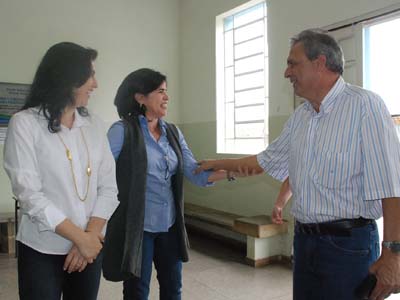 A ex-prefeita e a atual chegaram justas na Escola Afonso Pena -