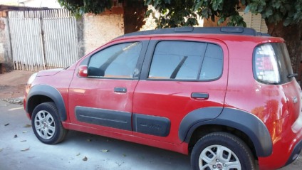 Carro foi abandonado por ladrões em rua próxima à casa da família  - Celso Daniel/TVC