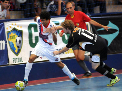 O capitão Neto (esq.) afirmou que o time estará tranqüilo dentro da quadra -