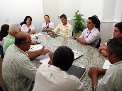 Prefeita recebe funcionários do PA para discutir reajuste salarial -