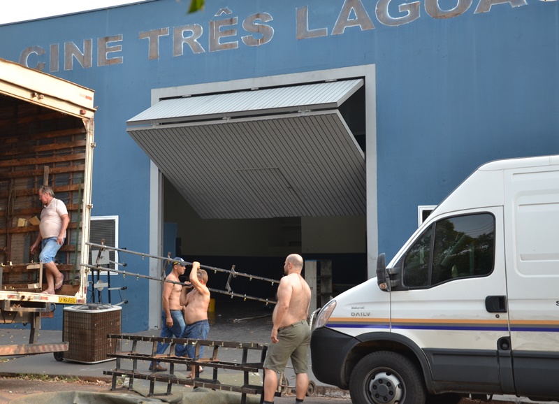 Estrutura do cinema estava sendo desmontada e será levada para Rio Preto - Claudio Pereira