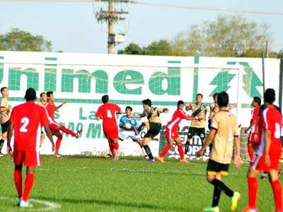 Zaga do Misto tenta afastar o perigo da área: time levou sufoco do líder no 2º tempo -