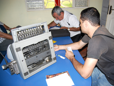 O lateral esquerdo Tiago acerta contas com o presidente do Misto Jamiro Rodrigues -