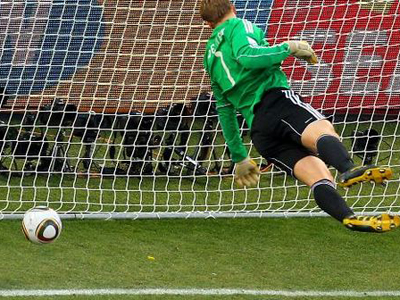 O goleiro alemão Manuel Neuer observa a bola quicar dentro do gol, mas não foi validado pelo juiz -