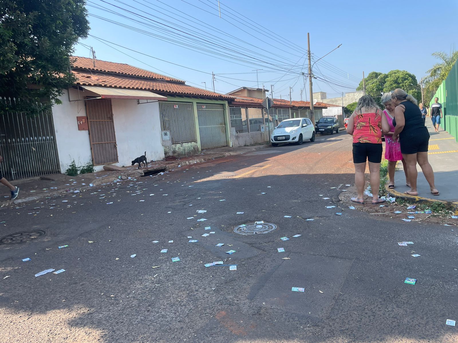 População vendo os santinhos próximo ao local de votação