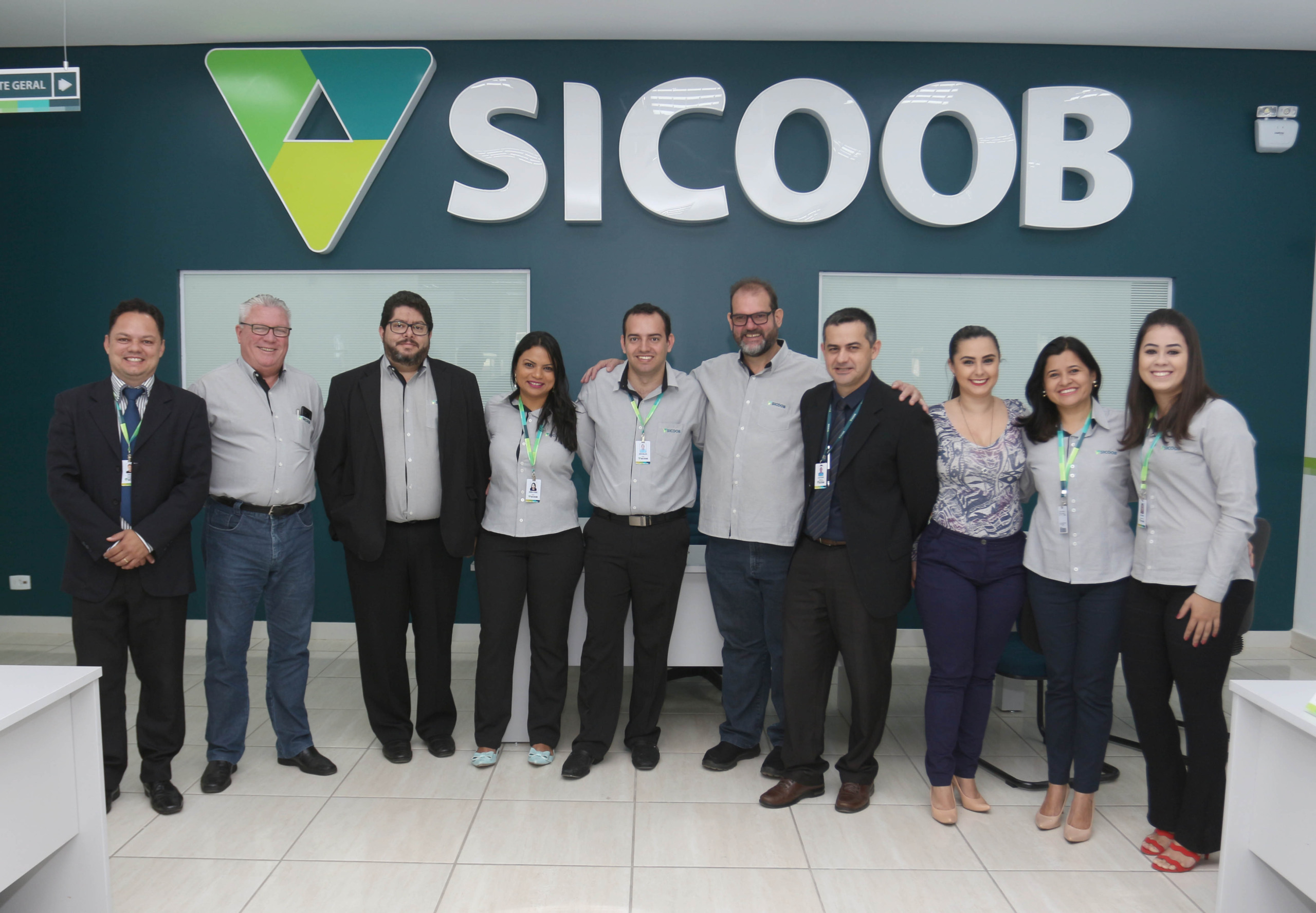 Equipe de atendimento da Sicoob Horizonte, numa das salas da agência inaugurada nesta sexta-feira - Hugo Leal/JPNews