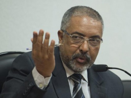 O senador Paulo Paim quer fontes permanentes para financiar o programa Mais Educação - Marcelo Camargo/Agência Brasil