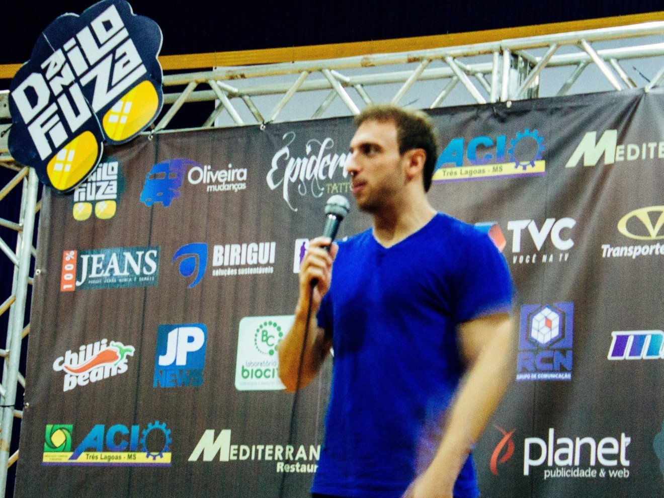 Humorista Leo Lins no palco da Aems  - Naur Cavalcante 