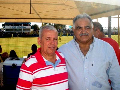 Tavares (esq.) confirmou que Cezário assinou o contrato com a montadora -